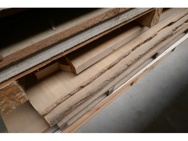 Stapel met allerhande diverse resten van houten platen - afbeelding 3 van  4