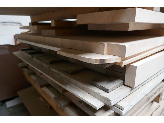 Stapel met allerhande diverse resten van houten platen - afbeelding 4 van  4