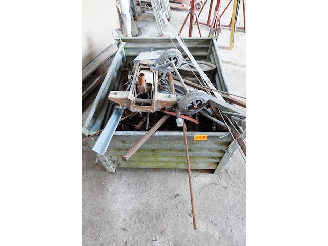 Stapelbak met ijzerwaren - afbeelding 1 van  3