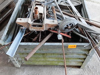 Stapelbak met ijzerwaren - afbeelding 1 van  3