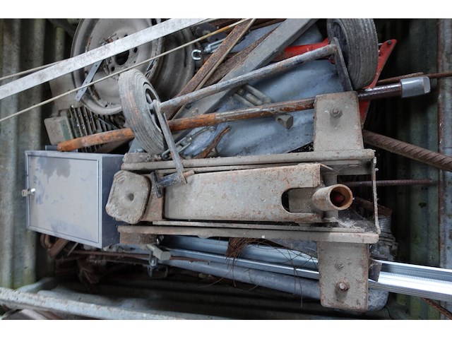 Stapelbak met ijzerwaren - afbeelding 2 van  3