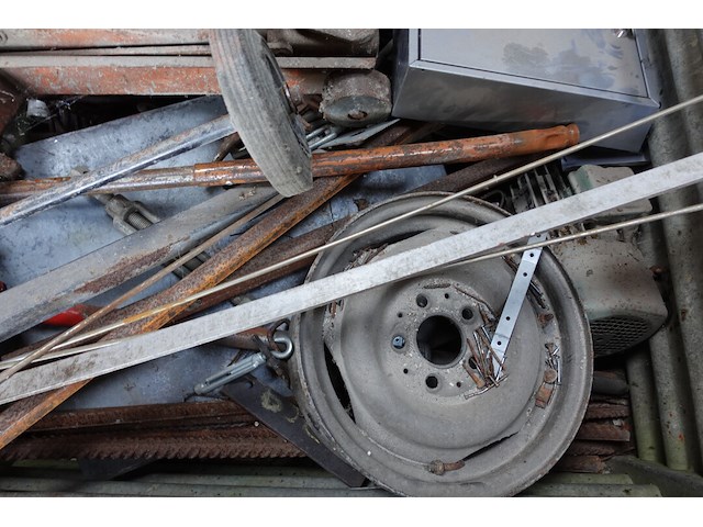 Stapelbak met ijzerwaren - afbeelding 3 van  3