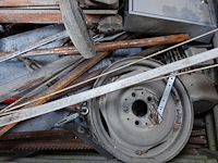 Stapelbak met ijzerwaren - afbeelding 3 van  3