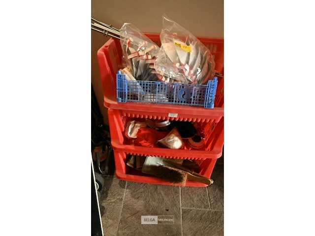 Stapelbakken met inhoud (3x) - afbeelding 1 van  4
