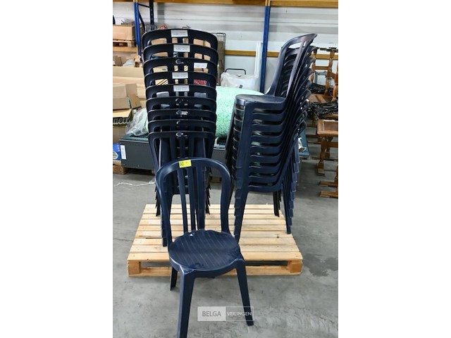 Stapelbare blauwe kunststof tuinstoelen (19x) - afbeelding 1 van  2