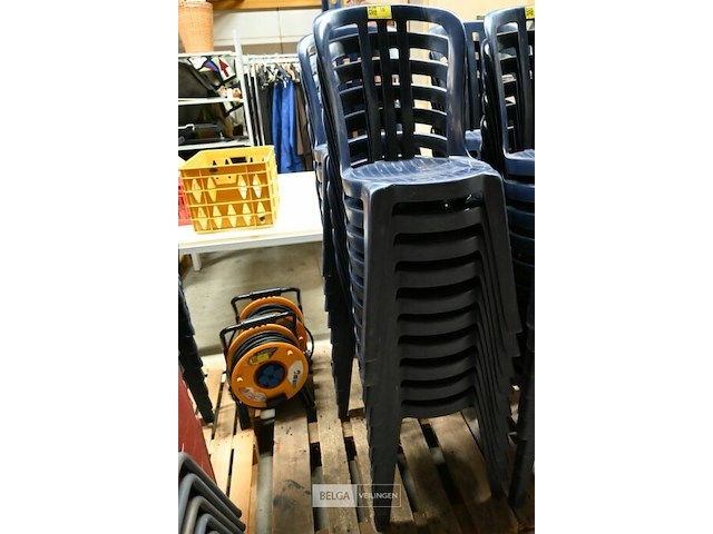 Stapelbare blauwe kunststof tuinstoelen (20x) - afbeelding 1 van  2