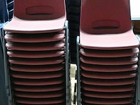 Stapelbare bordeaux kunststof stoelen (22x)