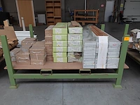 Stapelbare metalen houder + inhoud