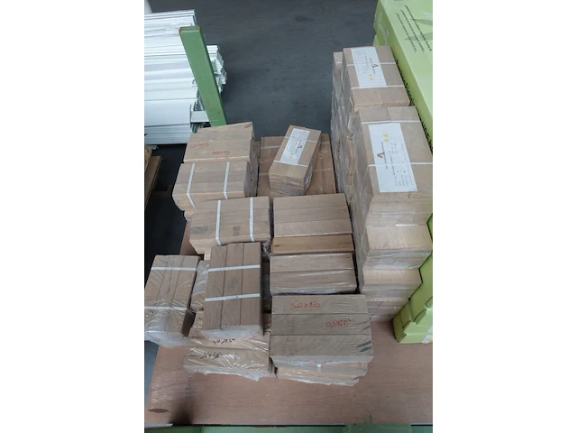 Stapelbare metalen houder + inhoud - afbeelding 8 van  9