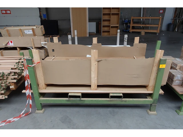 Stapelbare metalen houder + inhoud - afbeelding 1 van  3