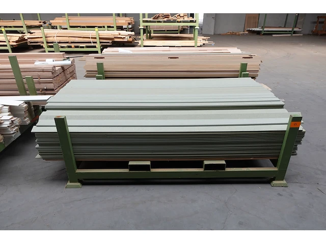 Stapelbare metalen houder + inhoud - afbeelding 1 van  3