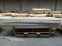 Stapelbare metalen houder + inhoud