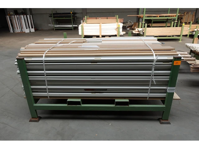 Stapelbare metalen houder + inhoud - afbeelding 1 van  5