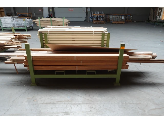 Stapelbare metalen houder + inhoud - afbeelding 1 van  4
