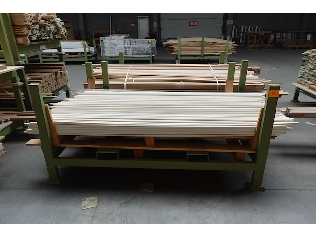 Stapelbare metalen houder + inhoud - afbeelding 1 van  4