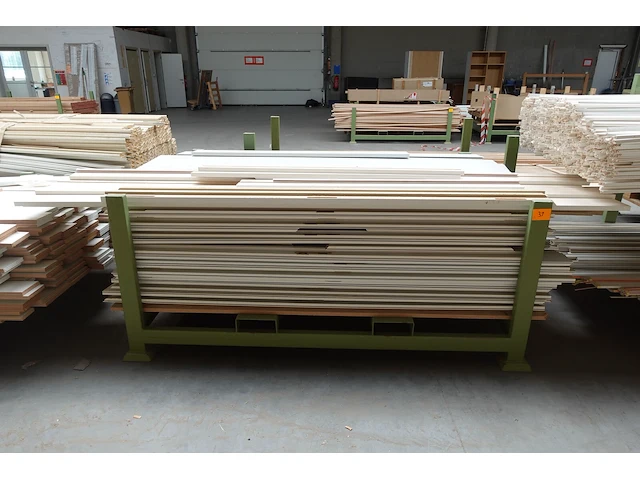 Stapelbare metalen houder + inhoud - afbeelding 1 van  4