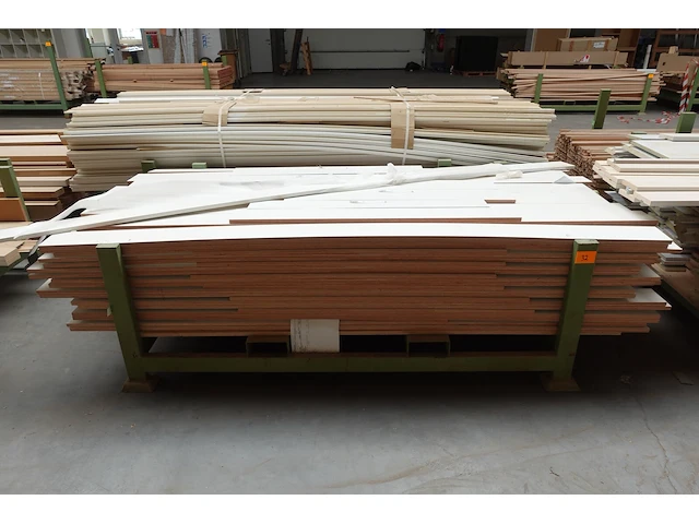 Stapelbare metalen houder + inhoud - afbeelding 1 van  5