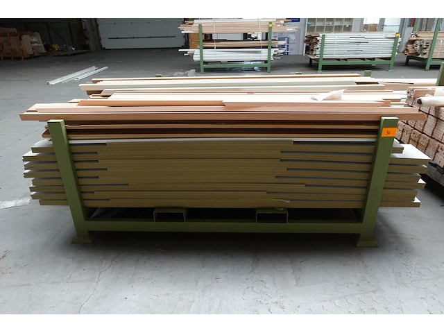 Stapelbare metalen houder + inhoud - afbeelding 1 van  5