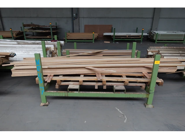 Stapelbare metalen houder + inhoud - afbeelding 1 van  3