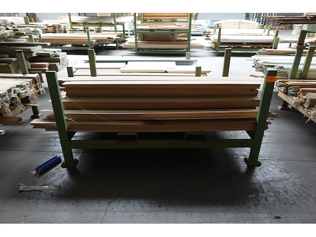 Stapelbare metalen houder + inhoud - afbeelding 1 van  4
