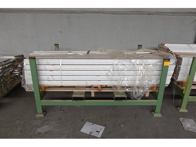 Stapelbare metalen houder + inhoud - afbeelding 1 van  4