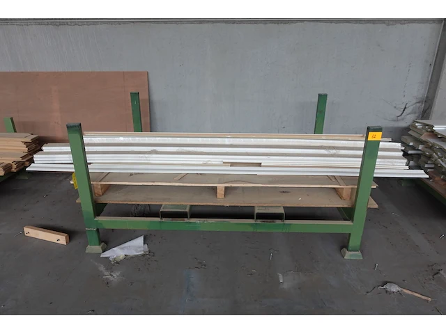 Stapelbare metalen houder + inhoud - afbeelding 1 van  3