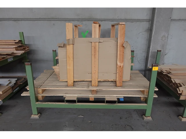 Stapelbare metalen houder + inhoud - afbeelding 1 van  4