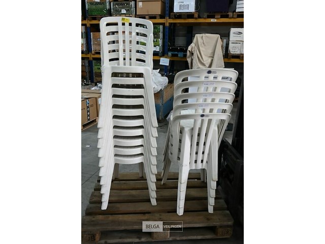 Stapelbare witte kunststof tuinstoelen (14x) - afbeelding 1 van  2