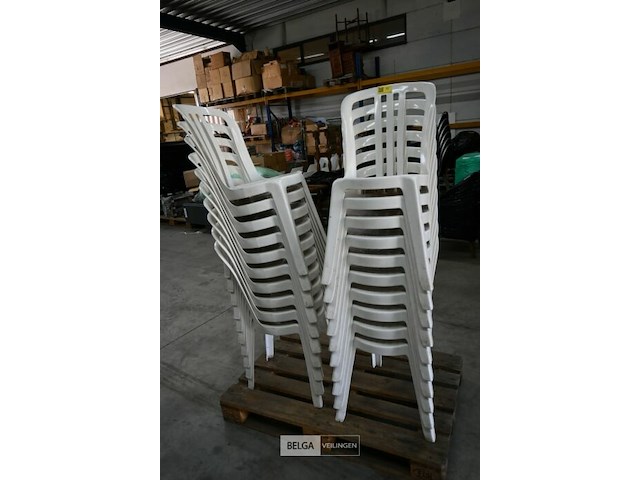 Stapelbare witte kunststof tuinstoelen (20x) - afbeelding 1 van  2
