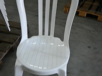 Stapelbare witte kunststof tuinstoelen (20x) - afbeelding 2 van  2