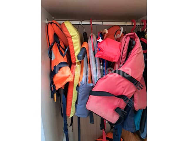 Starcraft 1710 recreatieve binnenboordboot in gebruik, dubbelassige aanhanger, accessoires - afbeelding 6 van  29
