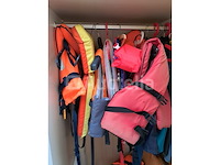 Starcraft 1710 recreatieve binnenboordboot in gebruik, dubbelassige aanhanger, accessoires - afbeelding 6 van  29