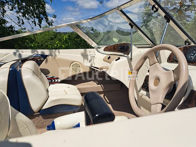 Starcraft 1710 recreatieve binnenboordboot in gebruik, dubbelassige aanhanger, accessoires - afbeelding 24 van  29
