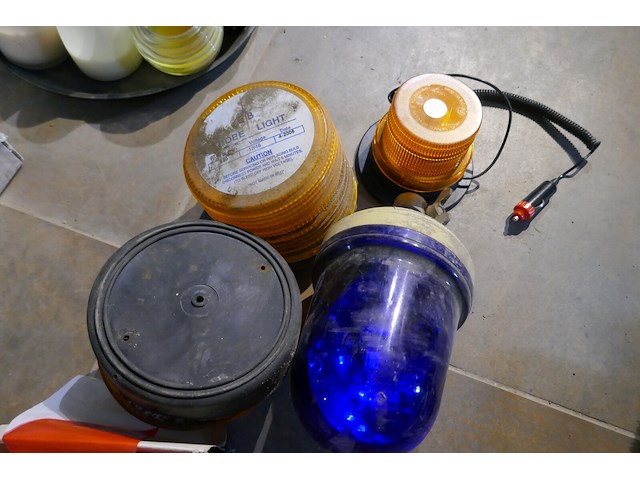 Startkabels en verkeersmateriaal - afbeelding 3 van  4