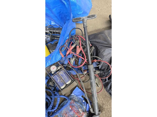 Startkabels, stofzuiger, luchtpomp en opblaasmatras - afbeelding 8 van  8