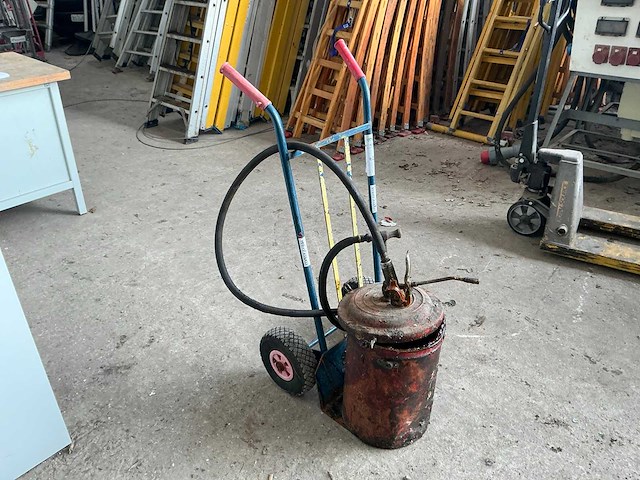 Steekwagen met vetpomp - afbeelding 1 van  6