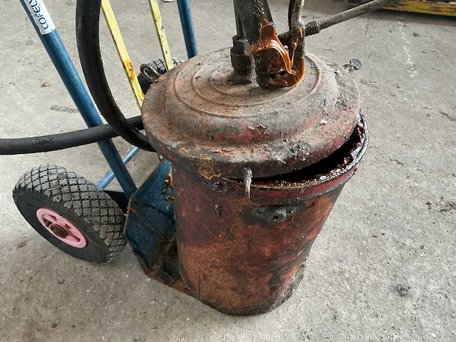 Steekwagen met vetpomp - afbeelding 5 van  6