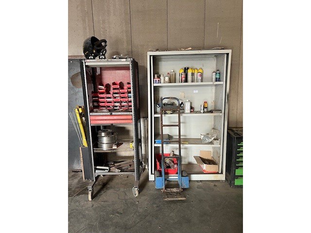 Steekwagentje blauwe kleur, rolwerkkast rode kleur, metalen kast met producten (7,8,9) - afbeelding 1 van  7