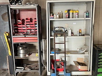 Steekwagentje blauwe kleur, rolwerkkast rode kleur, metalen kast met producten (7,8,9) - afbeelding 1 van  7