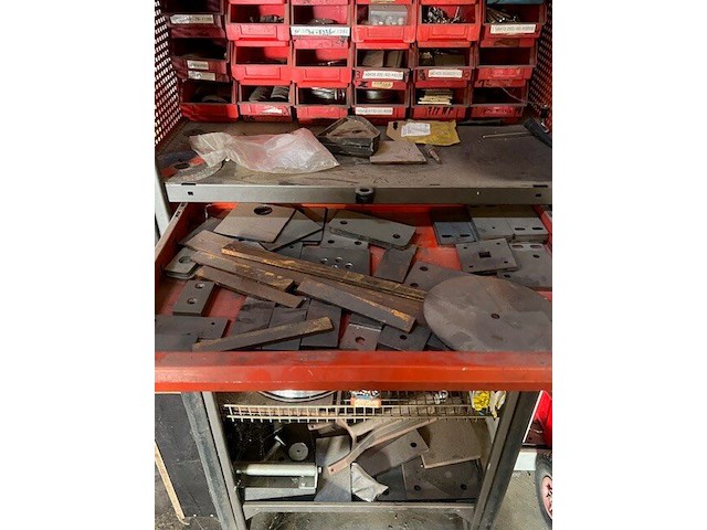 Steekwagentje blauwe kleur, rolwerkkast rode kleur, metalen kast met producten (7,8,9) - afbeelding 5 van  7