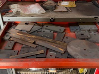 Steekwagentje blauwe kleur, rolwerkkast rode kleur, metalen kast met producten (7,8,9) - afbeelding 5 van  7