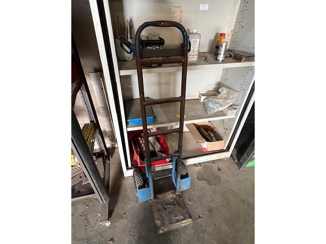 Steekwagentje blauwe kleur, rolwerkkast rode kleur, metalen kast met producten (7,8,9) - afbeelding 6 van  7