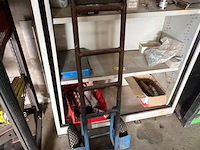 Steekwagentje blauwe kleur, rolwerkkast rode kleur, metalen kast met producten (7,8,9) - afbeelding 6 van  7