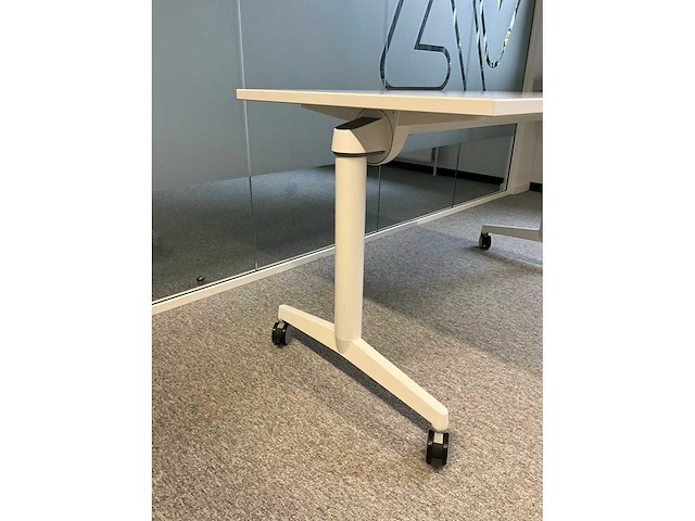 Steelcase inklapbare mobiele tafel (4x) - afbeelding 1 van  2