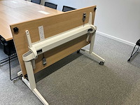 Steelcase inklapbare mobiele tafel met kabeldoorvoer (2x) - afbeelding 2 van  8