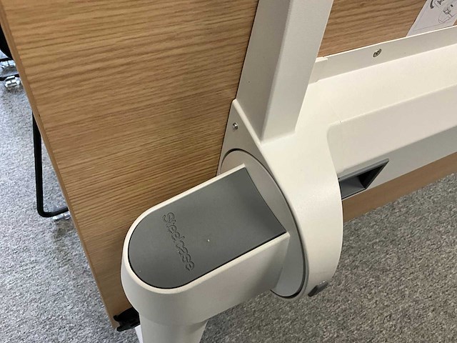Steelcase inklapbare mobiele tafel met kabeldoorvoer (2x) - afbeelding 3 van  8