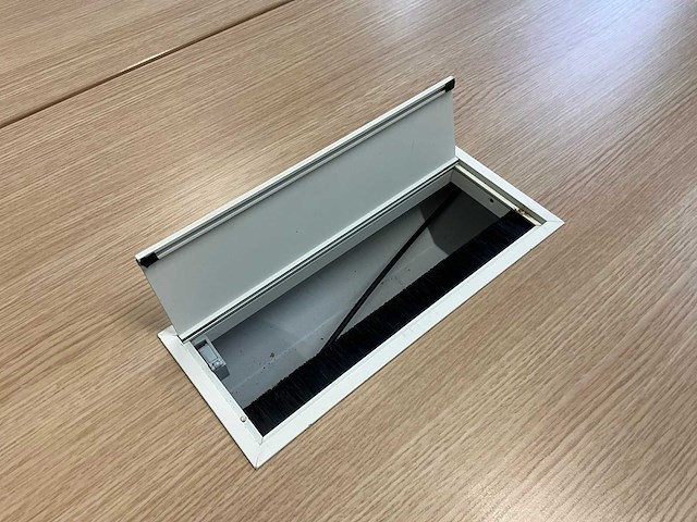 Steelcase inklapbare mobiele tafel met kabeldoorvoer (2x) - afbeelding 6 van  8