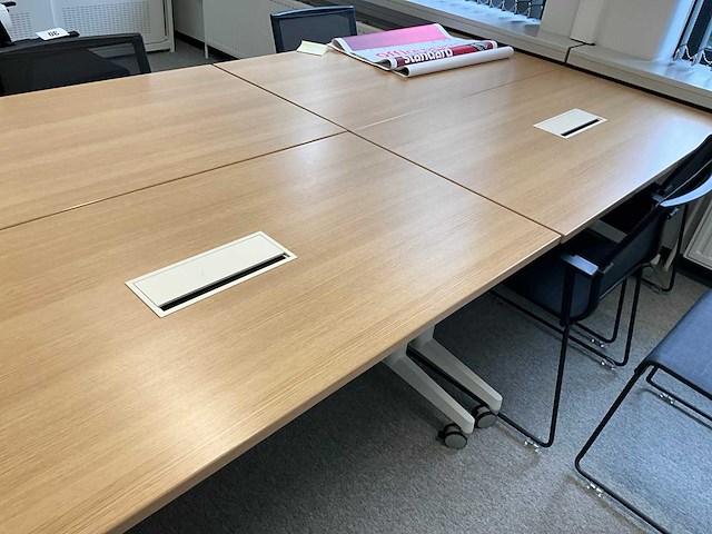 Steelcase inklapbare mobiele tafel met kabeldoorvoer (2x) - afbeelding 7 van  8