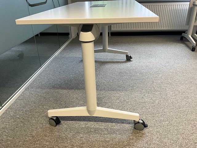 Steelcase inklapbare mobiele tafel met stekkerblok (2x) - afbeelding 3 van  4