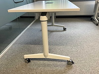 Steelcase inklapbare mobiele tafel met stekkerblok (2x) - afbeelding 3 van  4